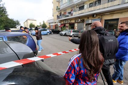 Uccide la moglie e si barrica in casa, spari sugli agenti 5