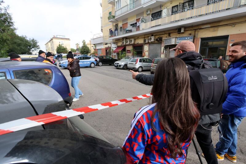 Uccide la moglie e si barrica in casa, spari sugli agenti 5