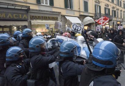 Cariche della polizia sugli antagonisti a Pisa 1