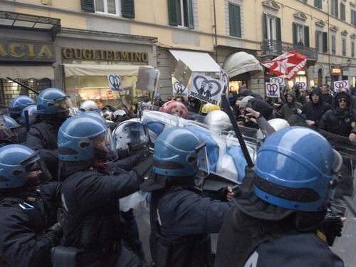 Cariche della polizia sugli antagonisti a Pisa