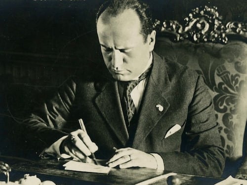 Livorno, revocata la cittadinanza onoraria a Mussolini, è polemica