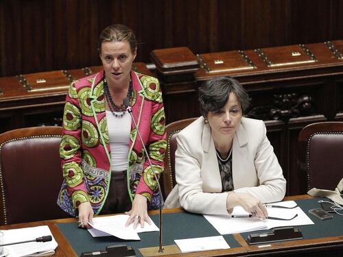 Il governo spegne la sigaretta elettronica: "Vietata ai minori e bandita dalle scuole"