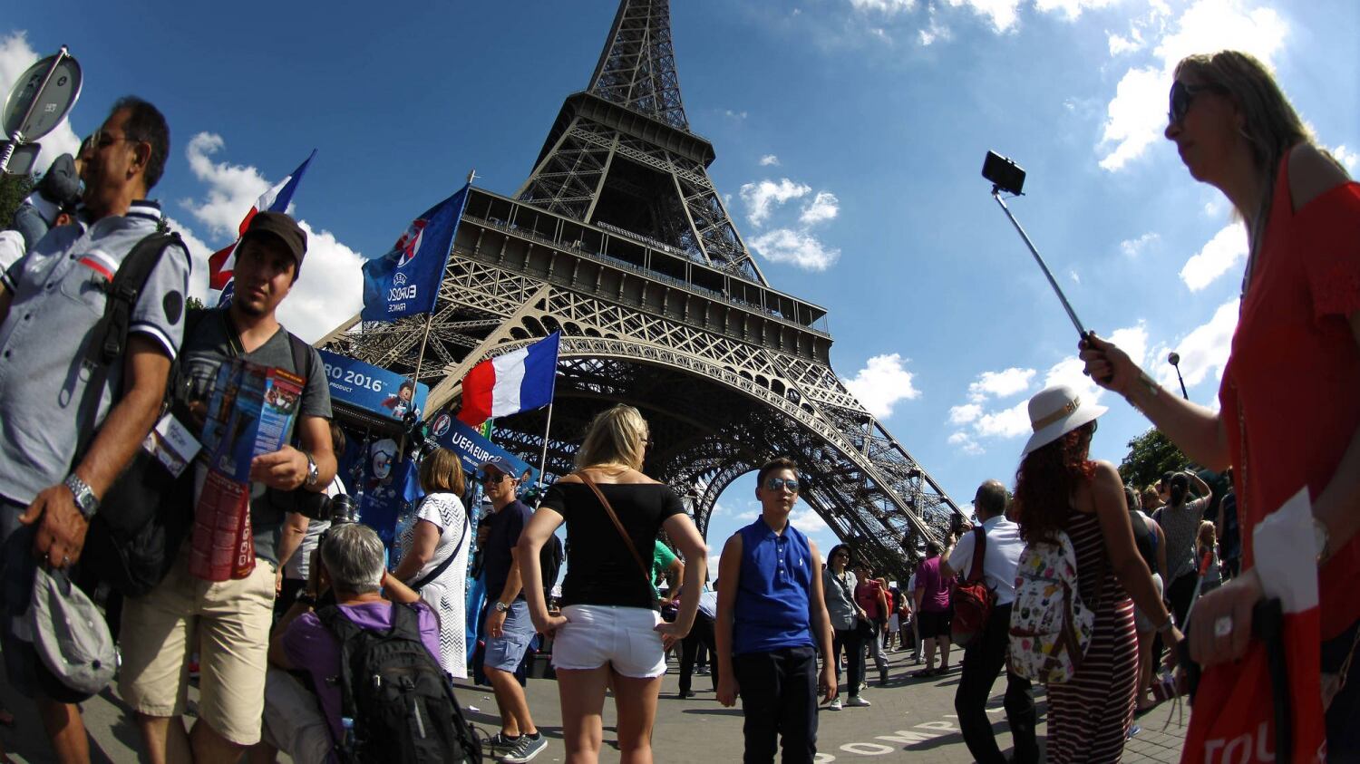 Terrorismo, la Tour Eiffel sarà circondata da un muro antiproiettile
