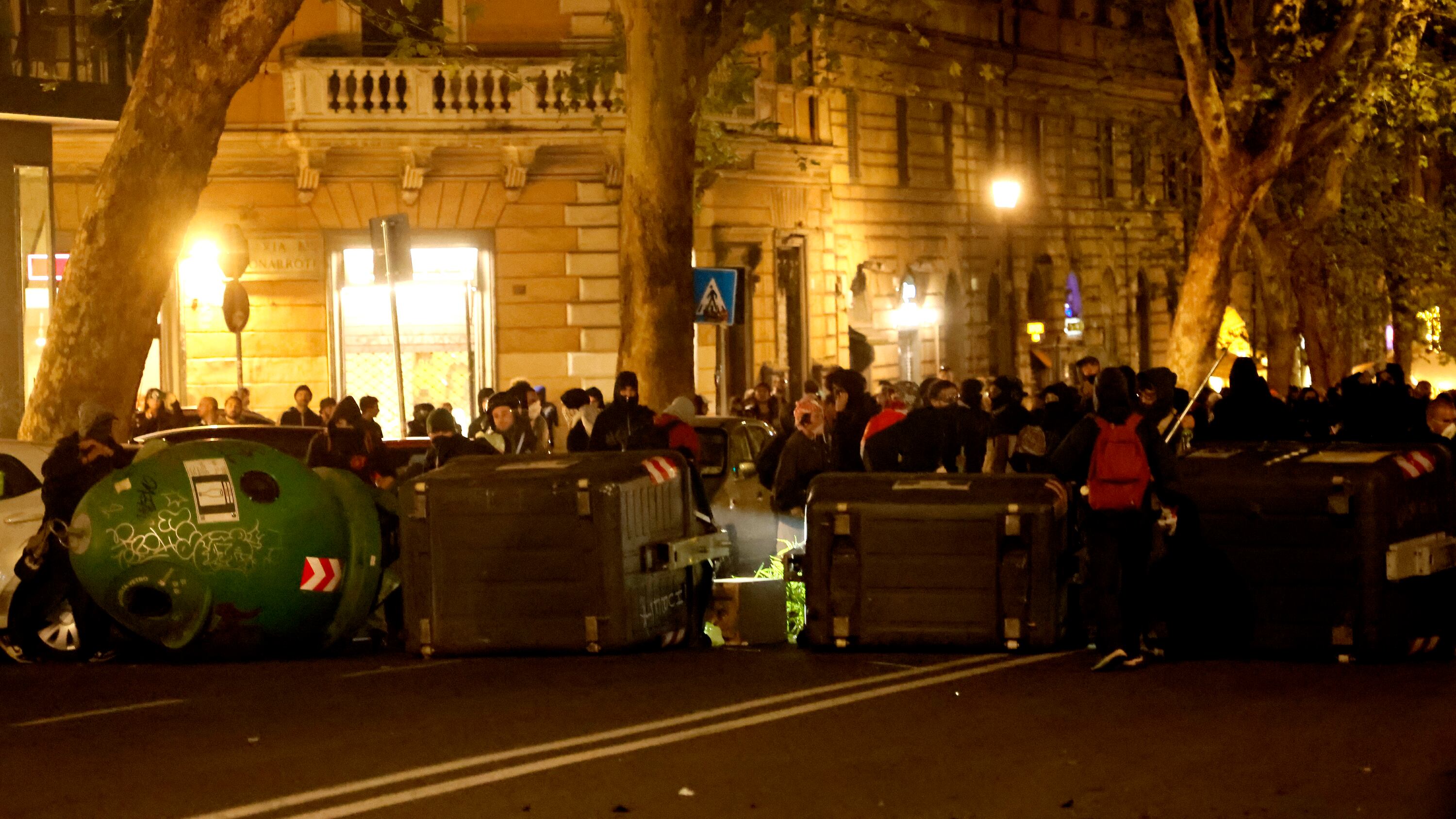 Riprende i pro Pal che cambiano abito, giornalista minacciata a Roma: "Costretta a cancellare tutto"