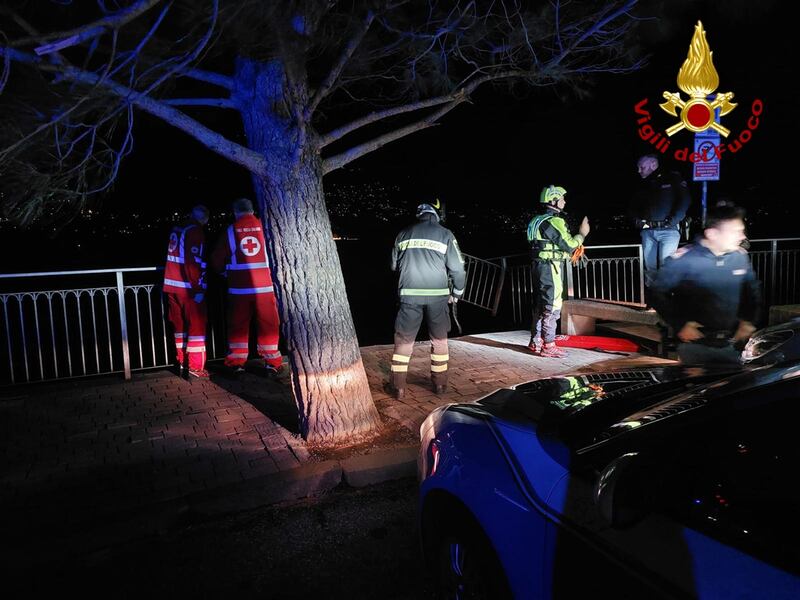 Como, auto finisce nel lago, due morti: l'intervento dei vigili del fuoco 4