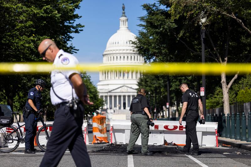 Auto si schianta contro i cancelli di Capitol Hill: suicida il conducente 7