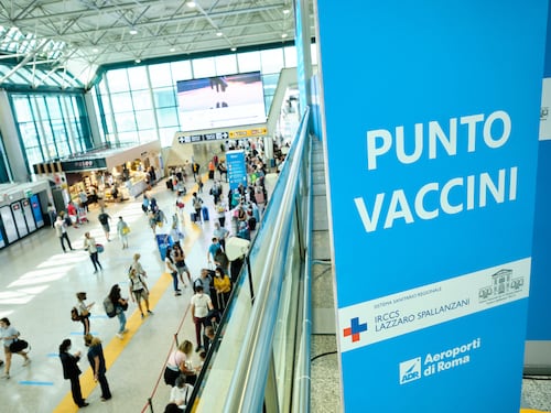 Il medico con il braccio di silicone rischia grosso. Pure negli Usa parlano di lui: "Mi avete rovinato"