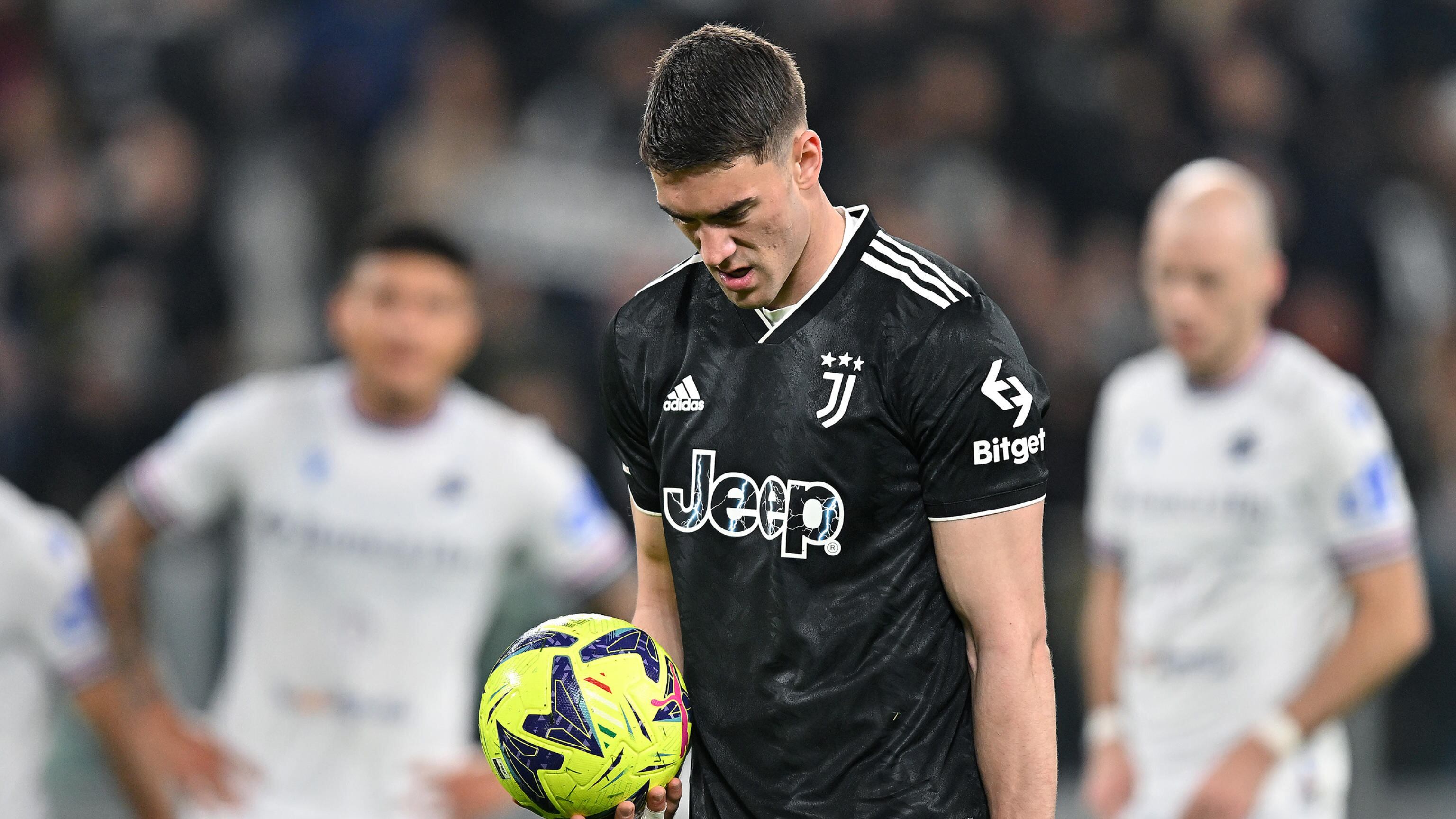 La Juve incerottata prova a restare in Europa (aspettando le procure)