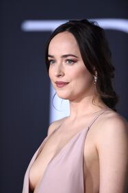Dakota Johnson senza reggiseno per "50 Sfumature di Nero" 8