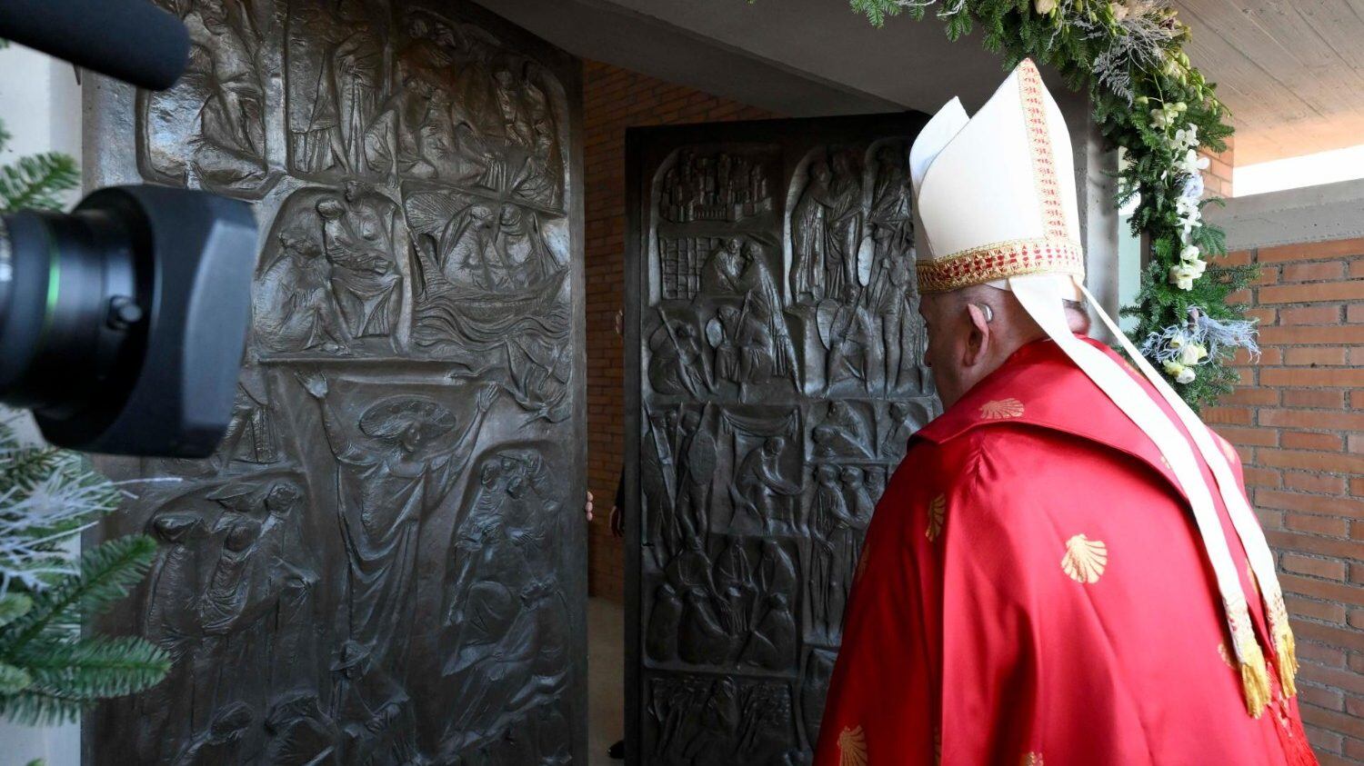 Giubileo, Papa Francesco apre la porta Santa al carcere di Rebibbia: "La speranza non delude"