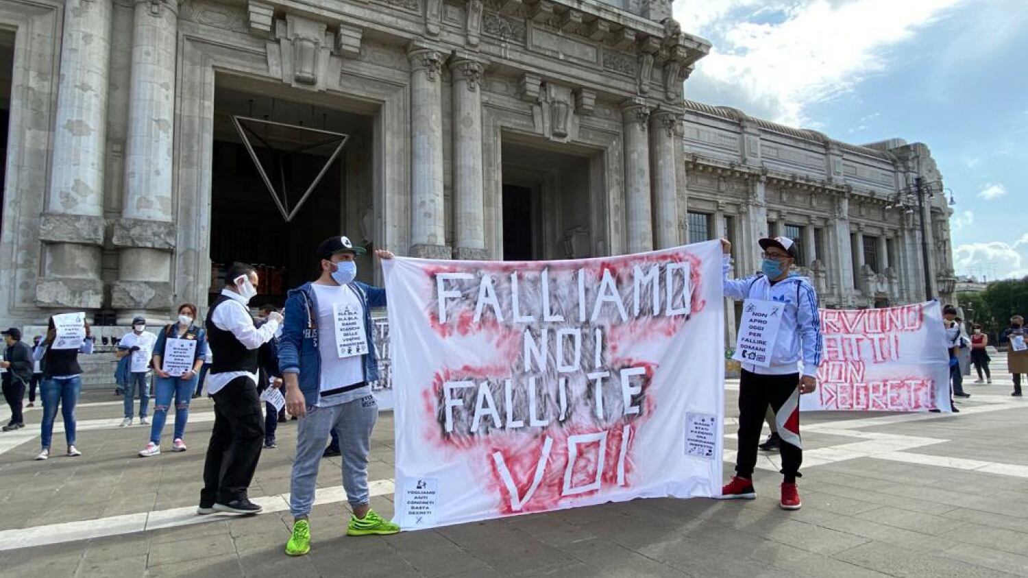 Milano scende in piazza Commercianti e tassisti: "Ora lasciateci lavorare"