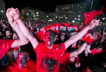Serbia-Albania, la bandiera del Kosovo scatena la rissa 3