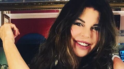 Alba Parietti scatenata con il figlio della vicina: "È illegale ma mi sono rifatta gli occhi"