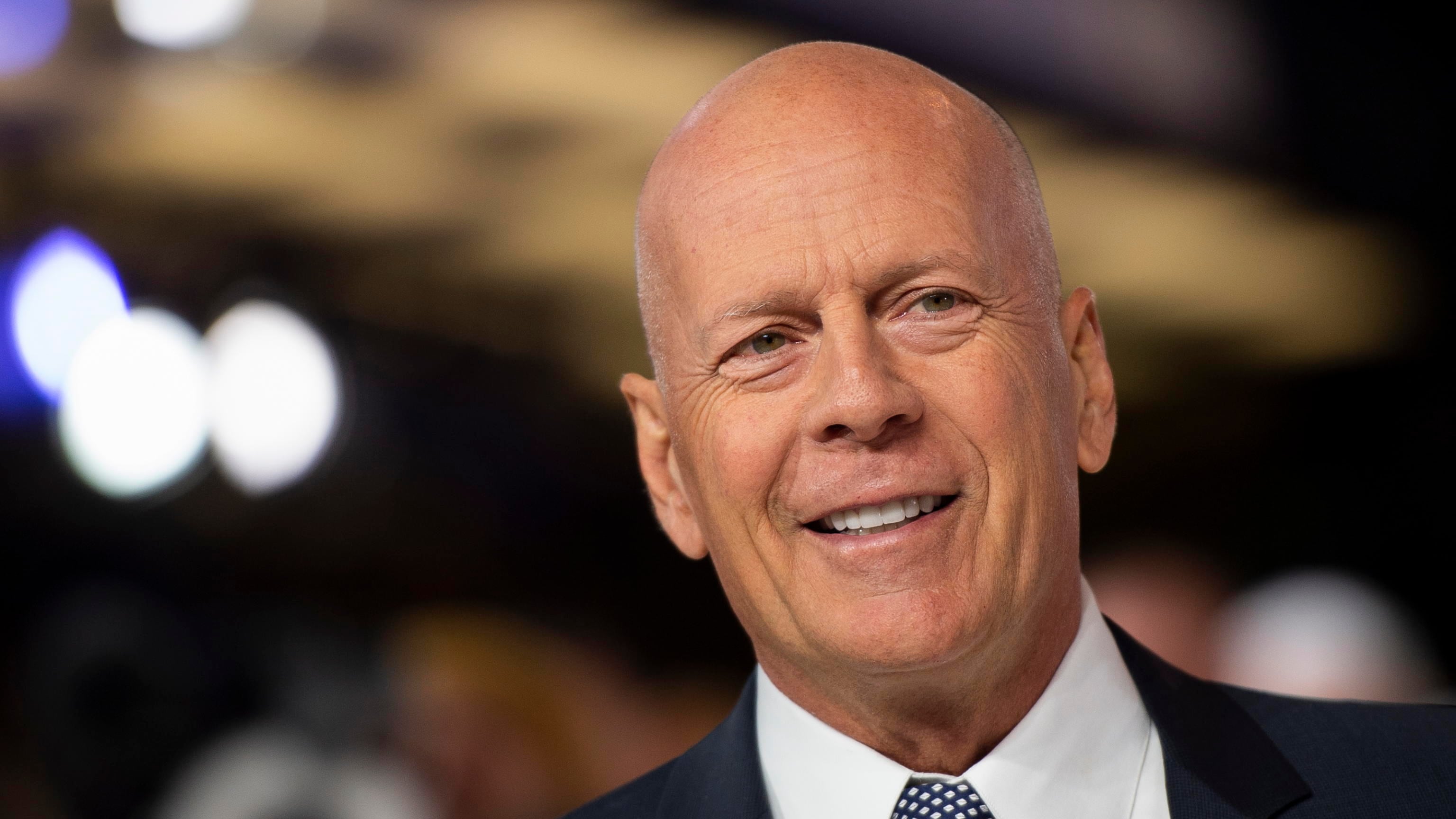 Bruce Willis e la malattia, le lacrime della moglie: "Non sappiamo se è consapevole"