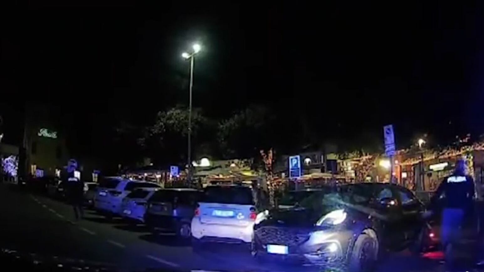 La fuga dalla polizia e il "placcaggio" dopo lo spritz: arrestata coppia di stranieri