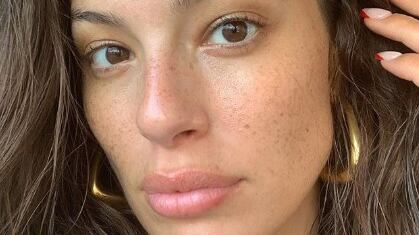 Ashley Graham mostra il pancione sui social