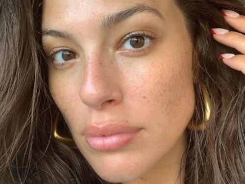 Ashley Graham mostra il pancione sui social