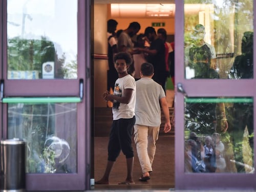 Sassaiola contro la polizia nel centro di accoglienza migranti di Cagliari dopo un accoltellamento