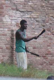 È armato con un machete, passanti si scattano i selfie 10