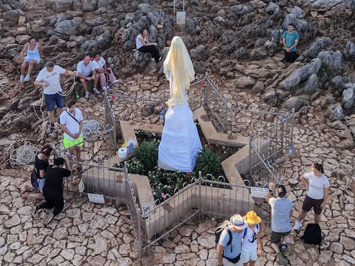 Appiccato incendio e vandalizzata la statua della Madonna a Medjugorje: le immagini