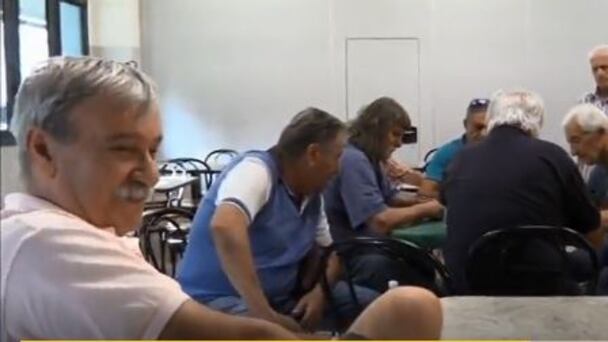 Bologna, il centro anziani contro i migranti: "Li accolgo col lanciafiamme"