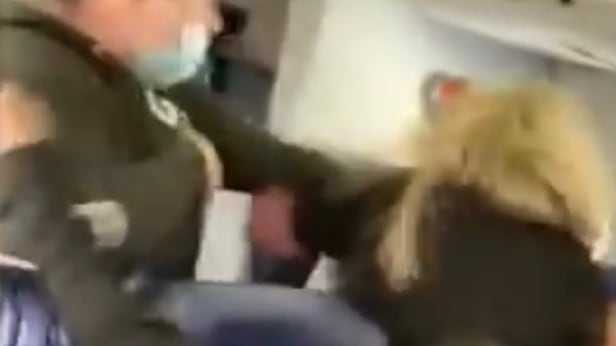 "Allacci la cintura". E la passeggera spacca due denti alla hostess