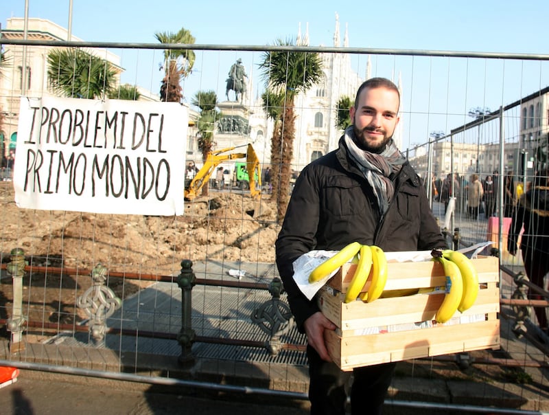 Piazza Duomo, la Lega distribuisce le banane 6