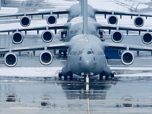 Lo scalo in Libia e la rotta da Mildenhall: cosa c’è dietro la missione del C-17 Usa