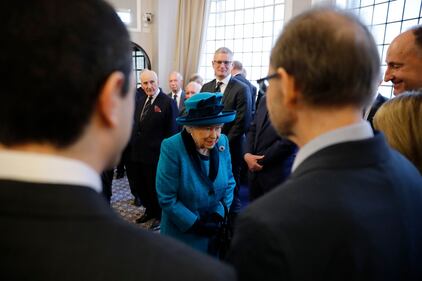 La Regina Elisabetta II e il Principe Carlo: le foto di madre e figlio 9