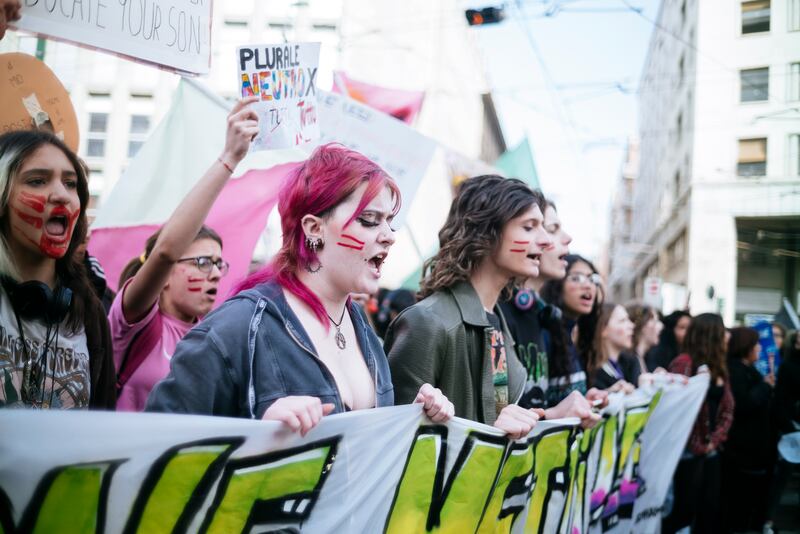 "Generazione meticcia e queer". A Milano sfila il corteo "transfemminista" 24