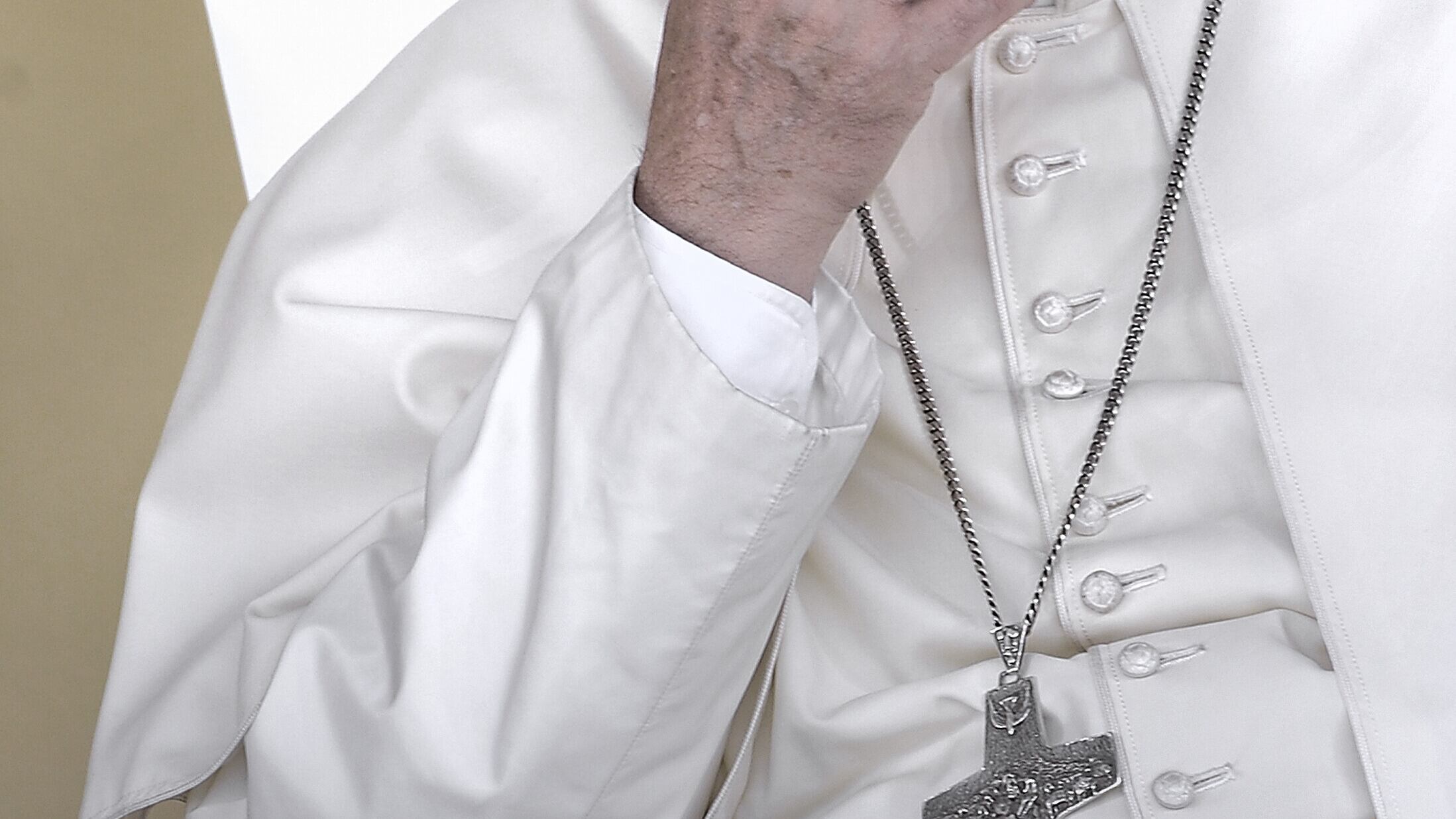Papa Francesco, la polmonite "in riduzione"