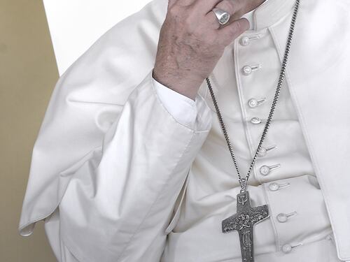 Papa Francesco, la polmonite "in riduzione"