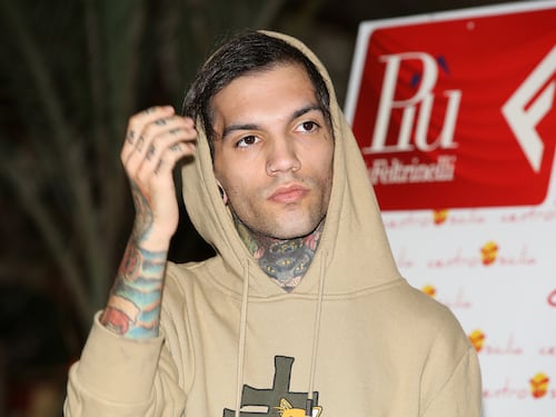 Grande Fratello Vip, chi è il rapper GionnyScandal: l'adozione, il tentato suicidio, il successo