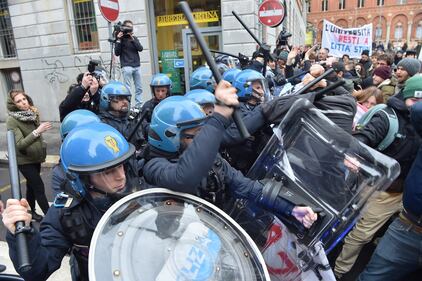 Scontri tra studenti e forze dell'ordine alla Statale di Milano 20