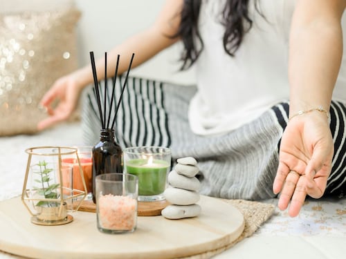 Meditare da soli, come iniziare la pratica: tecniche e benefici