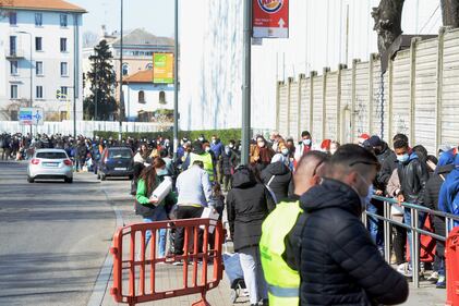 L'esercito dei nuovi poveri in coda al Pane Quotidiano di Milano: la coda è lunghissima 9