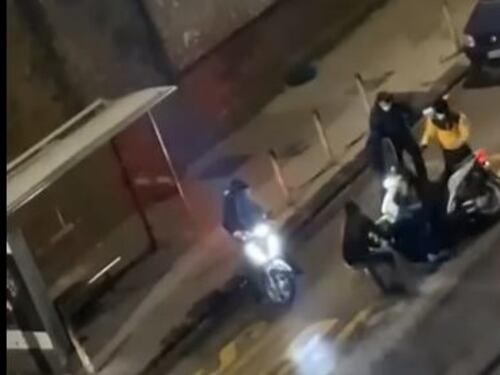 Napoli, violenza choc. Rider pestato e derubato da una banda di ragazzi