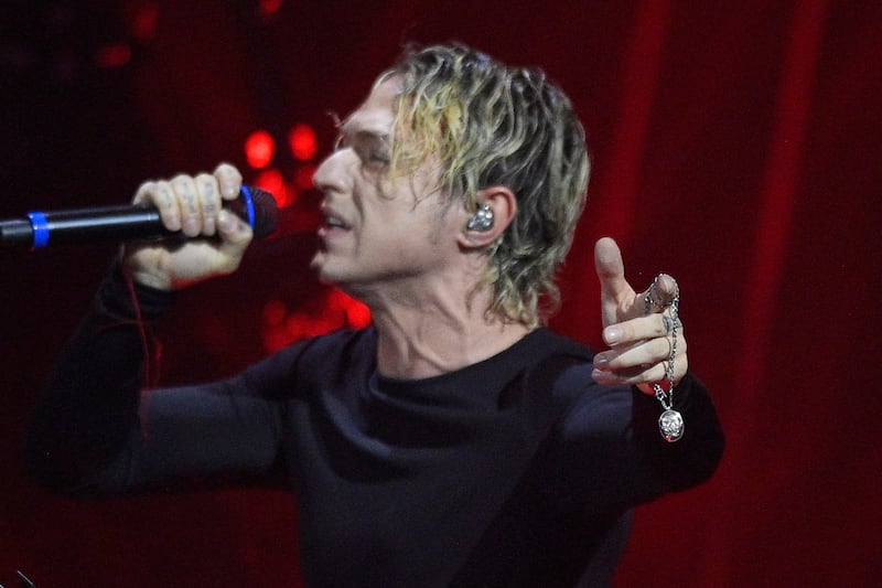 Sanremo 2024: ecco il look della prima serata del Festival di Irama  4