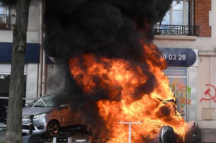 Parigi, scontri tra anarchici e polizia: auto distrutte, vetrine infrante 2