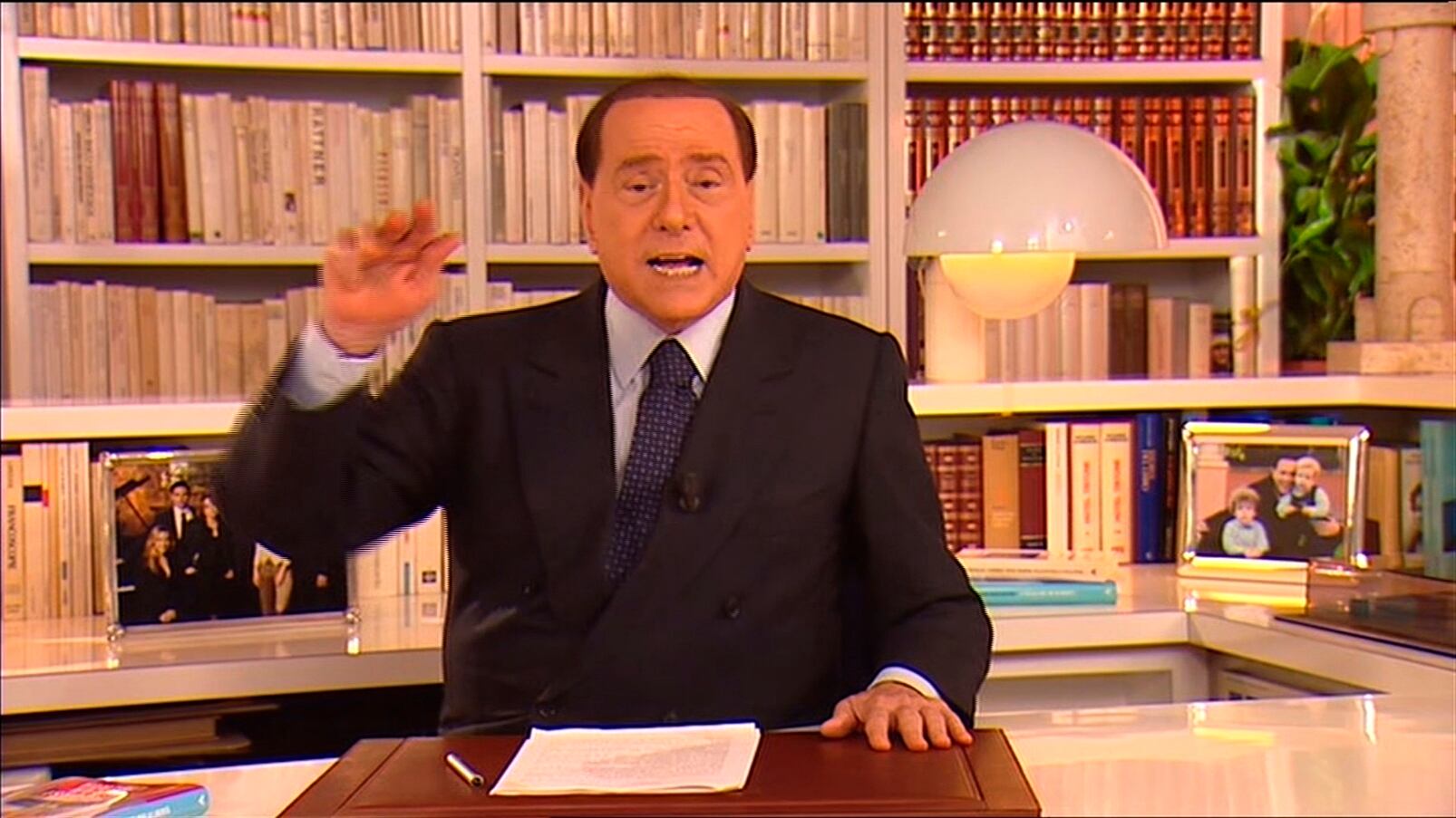 Il videomessaggio di Berlusconi: "Scendete in campo"