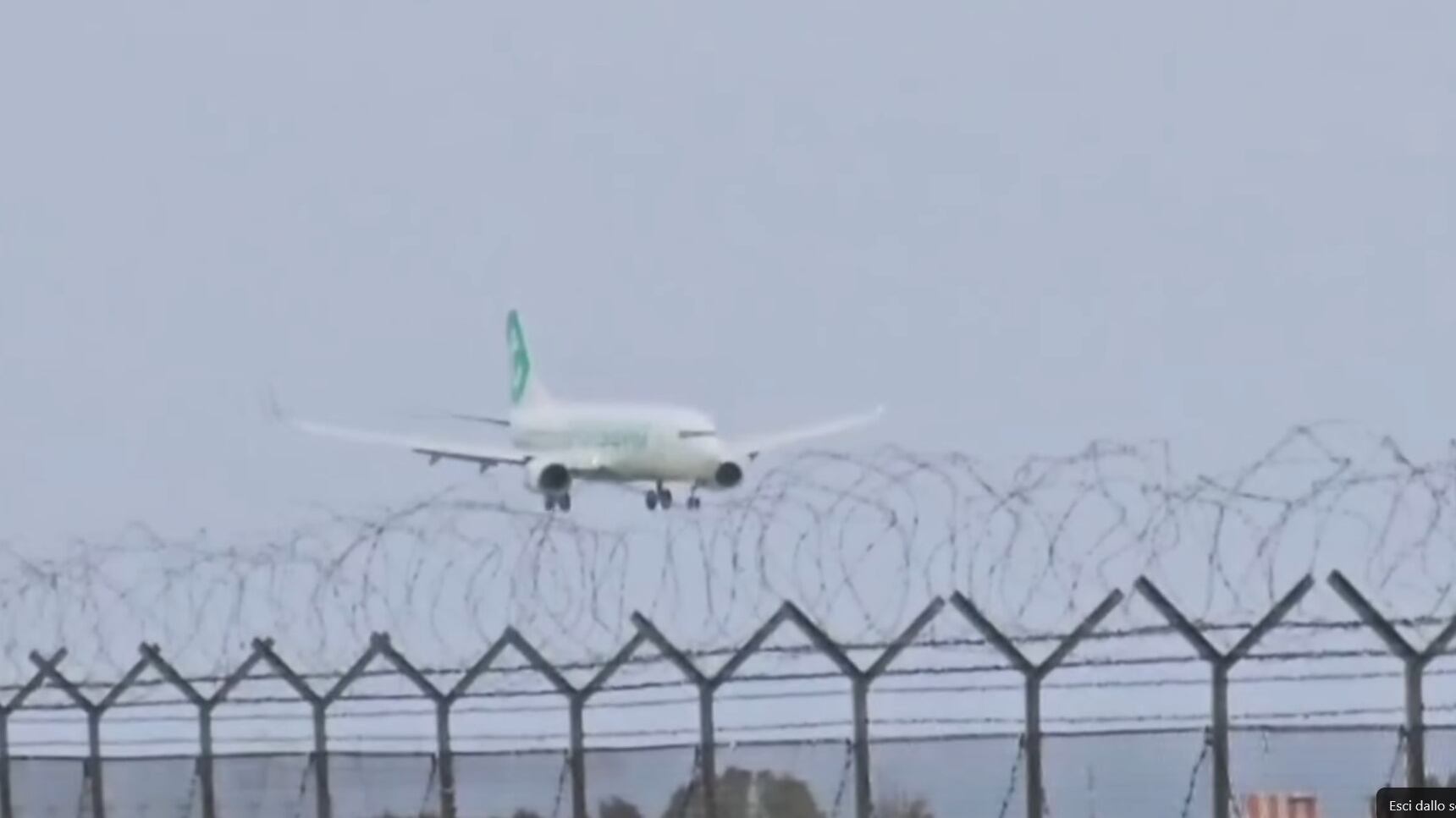 Paura in volo: il vento è troppo troppo forte e l'aereo non riesce ad atterrare - VIDEO