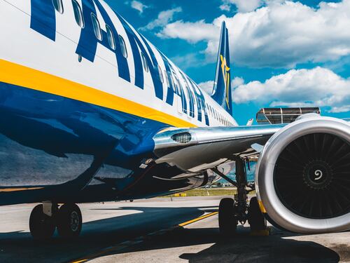 Ryanair, nuove tariffe per i bagagli a mano: ira dei passeggeri. Ecco cosa cambia