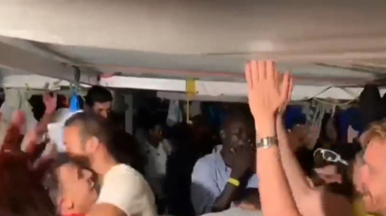 Lampedusa, migranti e volontari festeggiano cantando "Bella ciao"