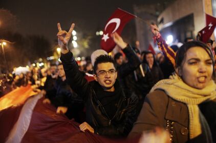 Istanbul, migliaia di tifosi in marcia contro il terrorismo 18