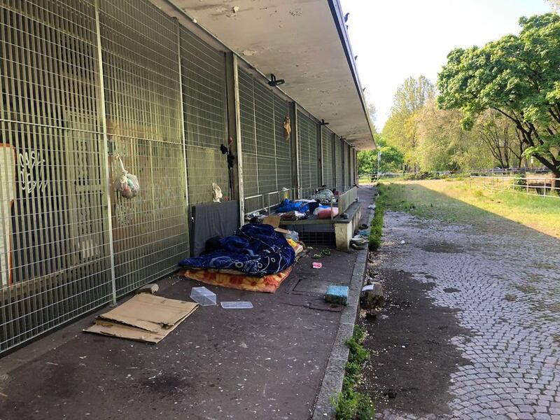 Milano, il degrado in via Isernia: "Ex mercato ancora occupato" 4