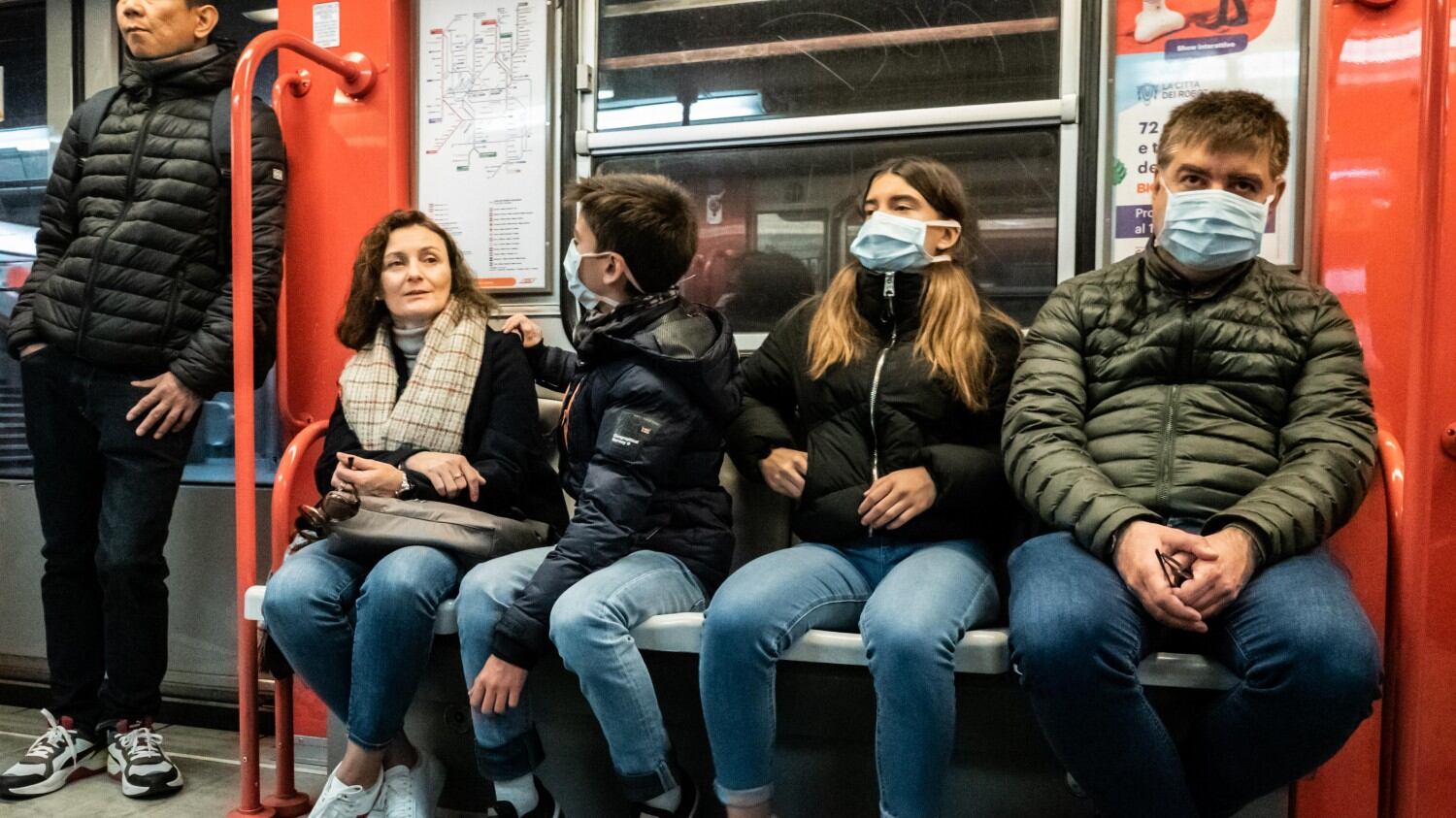 Coronavirus, spunta l'ipotesi stop per aziende e trasporti