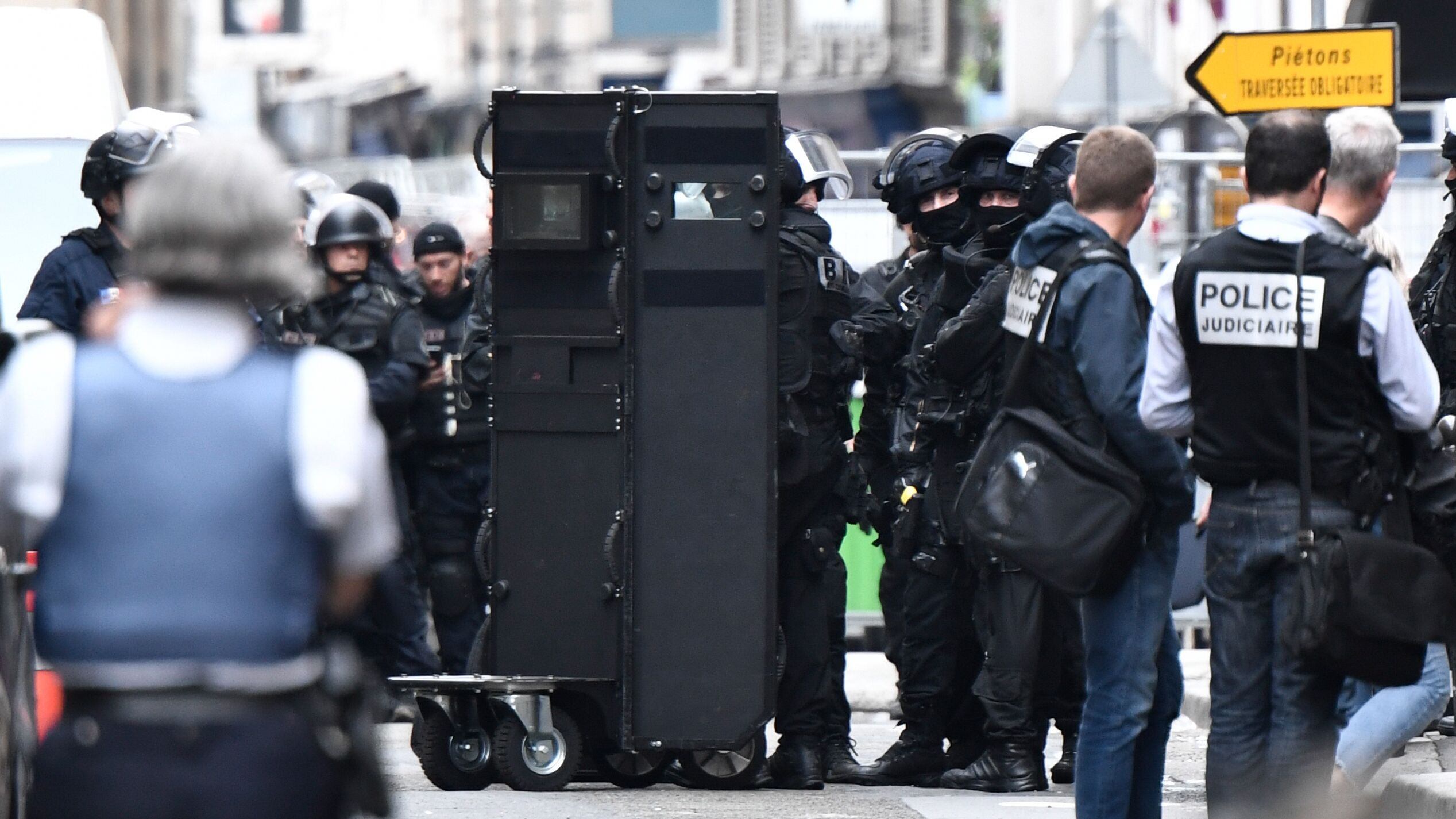 Parigi, uomo armato prende alcuni ostaggi. Poi viene arrestato