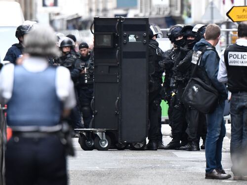 Parigi, uomo armato prende alcuni ostaggi. Poi viene arrestato