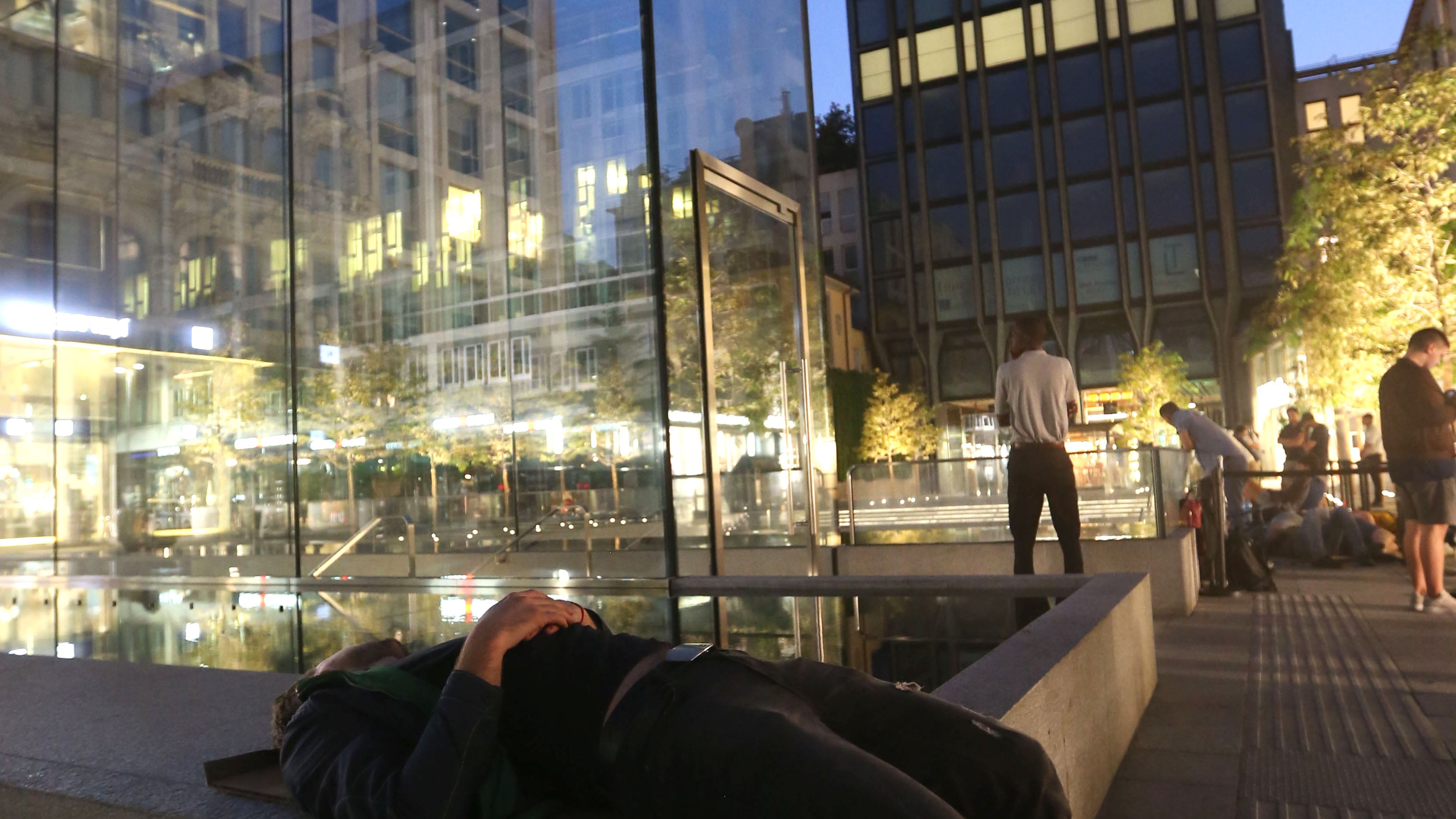 La notte in coda per l'iPhone. A Milano la melafonino mania
