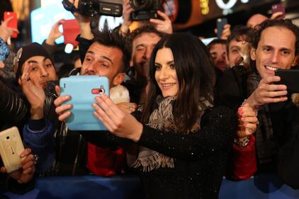 Laura Pausini canta con i fan fuori dall'Ariston 1